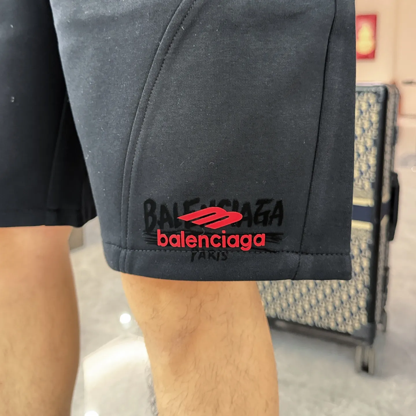 Balenciaga's three-standard complete 2026 summer New Arrival men's casual shorts, advanced custom-made Breathable fabric, Breathable fabric, extremely stretchy and comfortable, impeccable details, top-grade accessories, original logo design concept, delicate and soft feel! The upper body fit is awesome! Size: M-XXXL Please state your height and weight when ordering